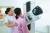 한 대형 병원에서 여성 환자가 유방암 검사를 받고 있다. [중앙포토]