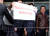 선거연령 하향 4월 통과 촉구 청소년 농성단 활동가들이 10일 오후 서울 여의도 자유한국당사 앞에서 열린 사회주의 개헌·정책 저지 투쟁본부 현판식에서 선거연령 하향을 요구하며 손 피켓을 들고 기습 시위를 하고 있다. [뉴스1]
