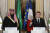 에마뉘엘 마크롱 프랑스 대통령(오른쪽)이 무함마드 빈살만 사우디아라비아 왕세자와 공동기자회견에서 시리아 화학무기 시설을 공격할 것이라고 말했다. [AP=연합뉴스]