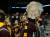 지난달 3월 24일 아틀란타에서 열린 NCAA 예선경기 도중 로욜라 시카고 대학을 응원하는 관중들이 진 돌로리스 수녀님의 사진을 들고 있다.[AFP=연합뉴스]