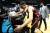 로욜라 시카고 농구팀의 루카스 윌리암 선 선수가 지난 달 22일 아틀란타에서 열린 NCAA 예선경기에서 네바다 대학팀을 꺽은 후 진 수녀님과 포옹을 하고 있다. [AFP=연합뉴스]