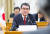 강경화 외교부 장관과 고노 다로 일본 외무상이 2018년 4월 11일 오전 서울 외교부 청사에서 외교장관 회담에 앞서 악수를 하고 있다. 변선구 기자