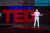 세계적 베스트셀러 사피엔스의 저자 유발 하라리가 11일 밴쿠버에서 열린 2018 TED에 홀로그램으로 나타나 강연을 했다. [사진 TED]