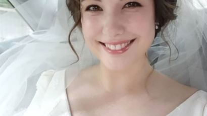 ‘파충류 소녀’ 김디에나, 결혼사진 공개…“이제 유부녀”