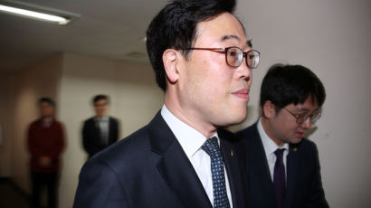 [단독] 김기식, 5000만원 기부해놓고 월급으로 받아 갔다
