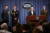 제임스 매티스 미국 국방장관(왼쪽 셋째)이 13일 오후 펜타곤에서 미 영 불 군관계자와 함께 시리아의 화학무기 공격과 이에 대한 대응 전략 브리핑을 하고 있다. [AP=연합뉴스]       