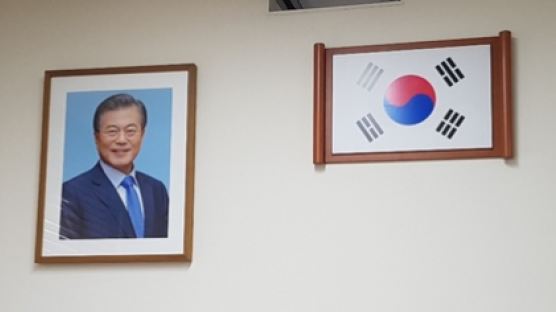 청와대가 1년 만에 문재인 대통령 사진을 바꾼 이유는?
