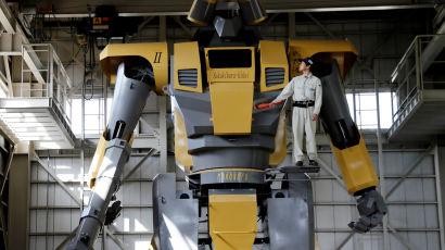 [서소문사진관] 퍼시픽림 실사판? 8.5m 키에 로켓포 장착 거대 로봇 등장