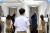 지난해 9월 인천공항 제2여객터미널에서 열린 종합 시험운영 점검에서 가상승객들이 출국장의 전신스캐너를 통과하고 있다. [중앙포토]