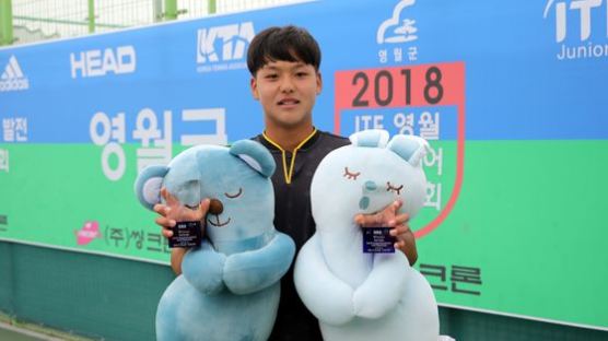 김근준, 영월국제주니어 테니스대회 단·복식 2관왕