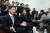 `인터넷 여론 조작 사건&#39; 관여 의혹을 받고 있는 더불어민주당 김경수 의원이 16일 오후 국회 정론관에서 기자회견을 한 뒤 질의응답을 위해 대변일실로 와 이야기하고 있다. 사진 공동취재단