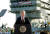  조지 W 부시 대통령이 &#39;임무 완수&#39;란 현수막이 내걸린 항공모함에서 연설하는 모습.[AP=연합뉴스]