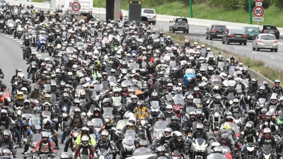 [서소문사진관]'혹시 베트남?', 프랑스 도로 점령한 오토바이
