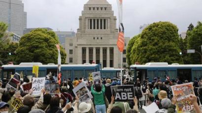 도쿄에 등장한 촛불·차벽, 한국 닮아가는 아베 퇴진 시위