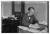 1917년 책상에 앉아있는 스콧 니어링(Scott Nearing, 1883~1983). [사진 위키미디아]