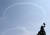  공군 블랙이글스가 17일 서울 여의도 국회 상공에서 태극문양을 그리고 있다. 조각상은 국회 분수대 &#39;평화와 번영의상&#39;. 강정현 기자