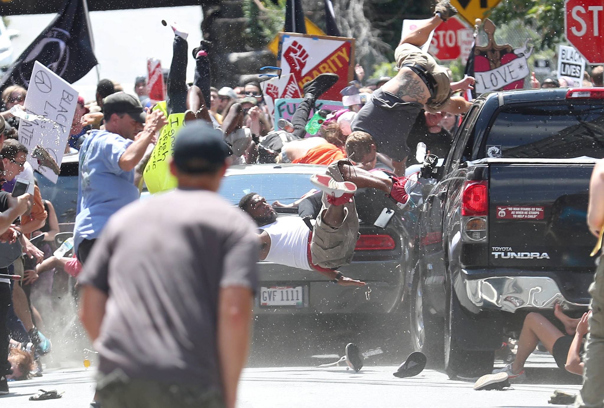 Ryan Kelly of The Daily Progress은 시위 사진으로 브레이킹 뉴스 사진 부문에 선정됐다. 지난해 미국 버지니아 주 샤롯츠 빌 시내 몰의 NE 4번가를 행진하는 시위대를 향해 차량이 돌진해 충돌한 시민들이 날아가고 있다. [EPA=연합뉴스]