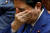 11일 일본 중의원에 출석한 아베 신조 일본 총리가 곤혹스럽다는 표정을 짓고 있다.[로이터=연합뉴스] 