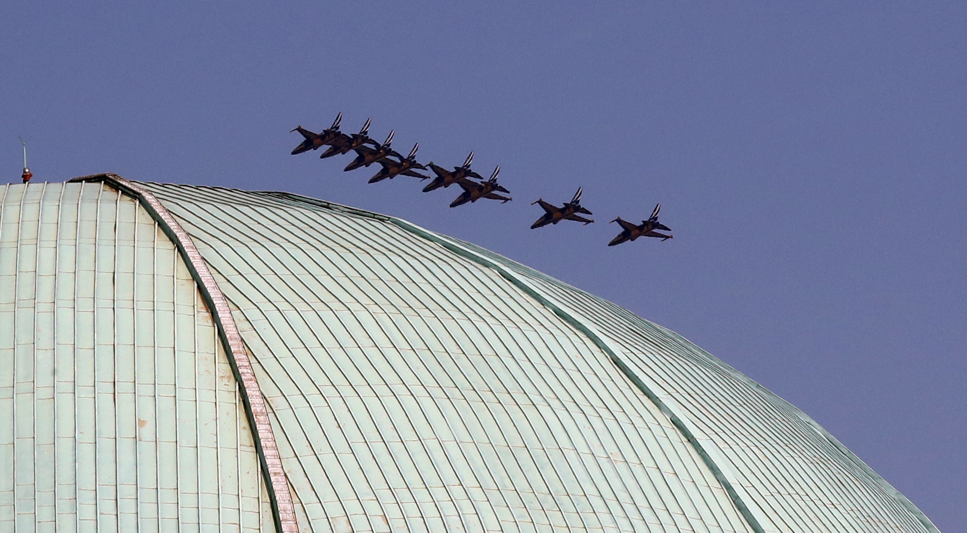 공군 블랙이글스가 17일 국회 돔 지붕 너머로 날아가고 있다. 강정현 기자