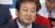 김무성 자유한국당 의원이 18일 오후 부산 해운대구 반여동 김대식 해운대구을 국회의원 예비후보 선거사무소 개소식에서 홍준표 대표의 인사말을 듣고 있다. [뉴스1]