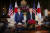 17일 미국 플로리다주 마라라고 리조트에서 도널드 트럼프 미국 대통령(오른쪽)과 아베 신조 일본 총리가 정상회담에 앞서 모두 발언을 하고 있다. [AP=연합뉴스]