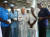 김재철 동원그룹 회장이 2013년 10월 세네갈 스카사 공장에서 현지 직원들과 이야기를 나누고 있다. [사진 동원그룹]