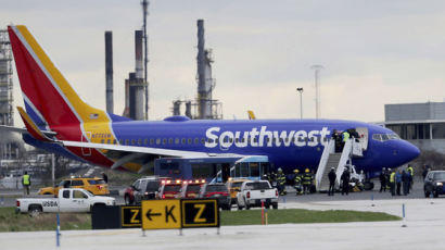 미 사우스웨스트항공 여객기 비행중 엔진폭발, 1명 사망