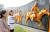 전남 구례군 ‘조선수군 재건 출정공원’을 찾은 어린이들이 충무공이 출정하는 모습을 표현한 조형물을 가리키고 있다. 프리랜서 장정필
