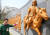 전남 구례군 ‘조선수군 재건 출정공원’을 찾은 임향임 문화해설사가 충무공이 출정하는 모습을 표현한 조형물을 가리키고 있다. 프리랜서 장정필