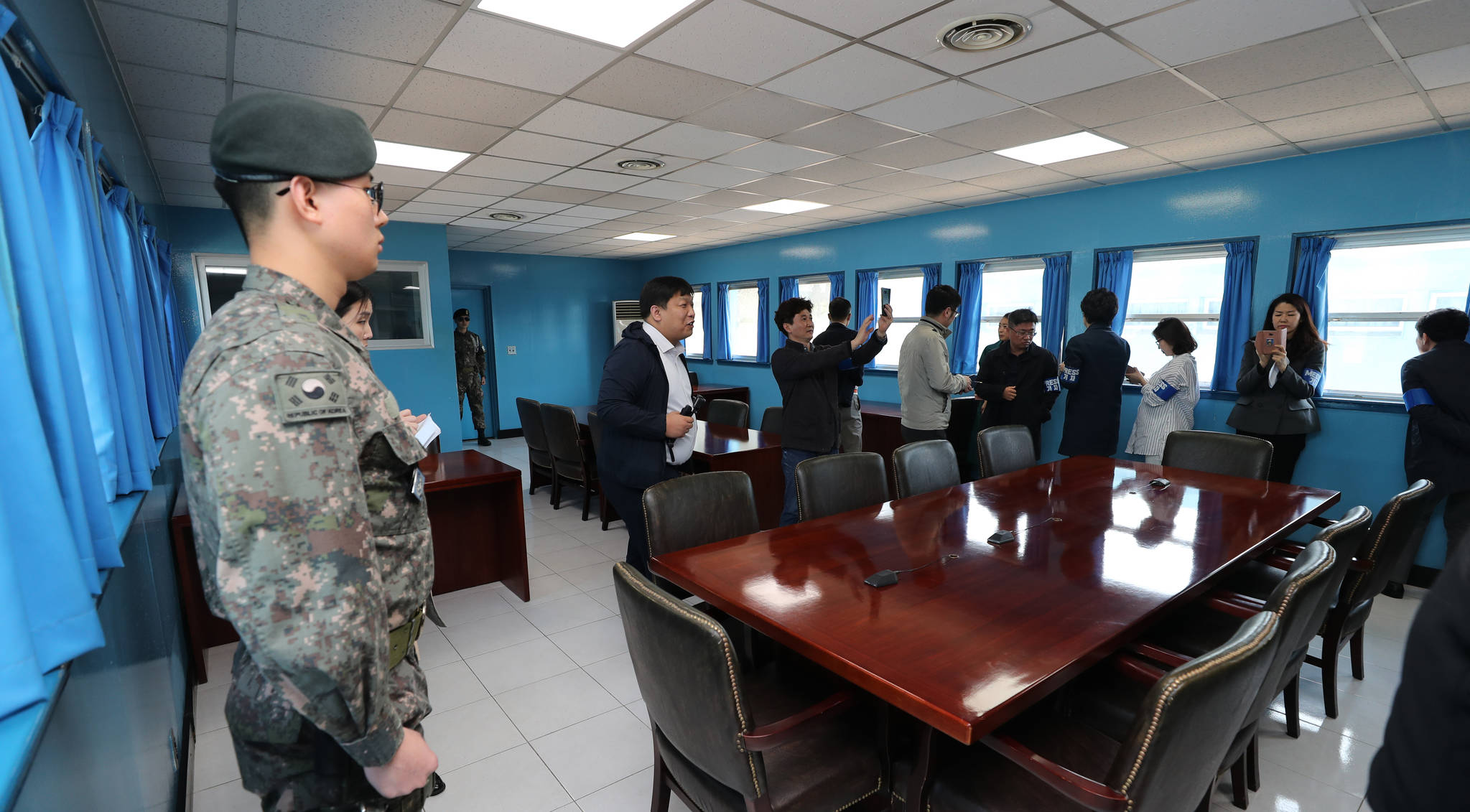 18일 오전 남북정상회담을 앞두고 판문점 투어에 나선 기자들이 군사정전위 회의실을 살펴보고 있다. 김상선 기자