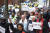 지난 16일 (현지시간) 필라델피아 스타벅스 매장 인근에 있는 시카고 시티 스타벅스 매장 인근에서 시민들이 항의 피켓을 들고 행진하고 있다. [로이터=연합뉴스]