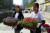 작업에 참여한 시민들이 꽃을 옮기고 있다. 장진영 기자