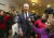 케빈 존슨 스타벅스 대표(가운데)가 지난 16일(현지시간) 미국 필라델피아 시청에서 짐 케니 필라델피아 시장, 시청 공무원과의 회의에 참석하며 취재진의 질문에 답하고 있다. [AP=연합뉴스]