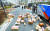 지난 10일 오후 경기도 남양주 다산신도시의 한 아파트단지에 택배기사들이 배달물품을 내려 놓고 있다. [뉴스1]
