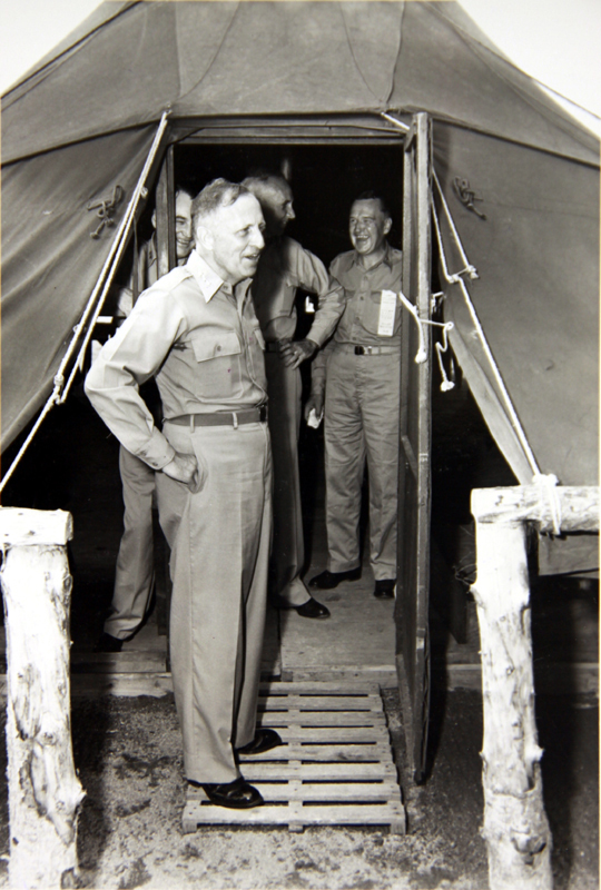 1953년 7월 27일 판문점에서 열린 휴전협정 조인식에 앞서 유엔군 대표 윌리엄 해리슨 중장이 텐트 입구에 서 있다. 조인식에 북한군 대표로는 외무상 남일 장군이 참석했다. [사진 국사편찬위원회 캡쳐]