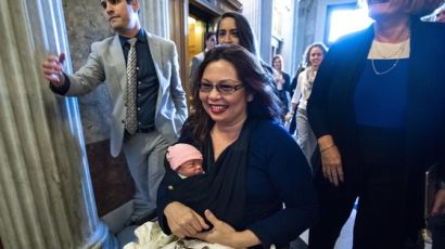 임기 중 출산한 첫 美 상원의원…생후 10일 아기 안고 등원 