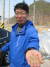 진주로 온 한 관광객이 운석 낙하지점의 흙을 보여 주고 있다. 송봉근 기자 