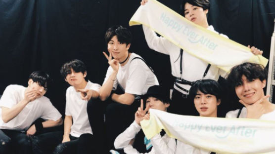 BTS Presents a Song On the Spot! A Japanese Top Star Makes A Surprise Visit to BTS's Fanmeeting