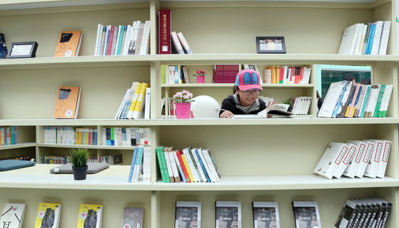 &#39;세계 책과 저작권의 날&#39;(4. 23)을 맞아 22일 서울 광화문광장에서 &#39;누구나 책, 어디나 책&#39;을 주제로 책 축제가 열렸다. 행사장을 찾은 어린이가 책을 보고 있다. 행사는 23일에도 열린다. 변선구 기자