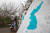남북정상회담을 닷새 앞둔 22일 경기도 파주 임진각 자유의 다리에서 한 외국인 관광객이 가족 사진을 찍고 있다. <연합뉴스>
