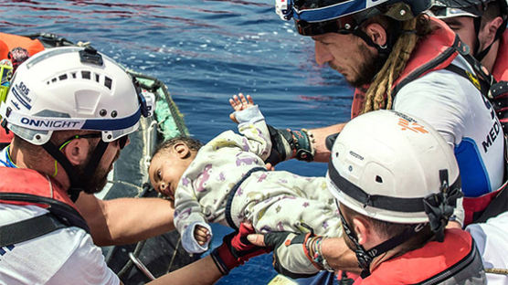 [사진] 지중해 난민 아기 구조