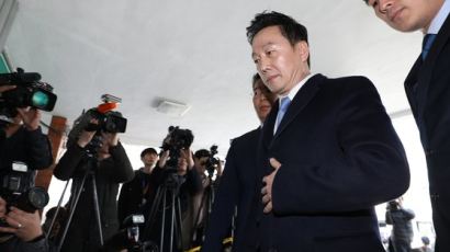 정봉주, 정계은퇴 27일만에 경찰 출석…‘성추행 의혹’ 피고소인 신분