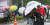 서울 이화여대를 찾은 외국인 관광객들이 세찬 비바람에 인상을 쓰고 있다. 우상조 기자