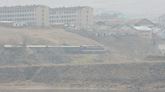 대북 제재 속에도 단둥엔 북한 가는 유조열차 늘었다