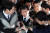 안봉근 전 청와대 비서관이 2017년 10월 31일 오전 서울중앙지검으로 압송되며 취재진의 질문에 답하고 있다. 김경록 기자