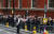  영국 시민들이 23일(현지시간) 런던 세인트 메리 병원 앞에서 윌리엄 왕세손과 케이트 미들턴 왕세손빈의 세째 아기를 기다리고 있다. [로이터=연합뉴스]