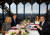  지난해 7월 파리 에펠탑 식당에서 트럼프 대통령 부부와 마크롱 대통령 부부가 식사를 했다. 마크롱 부부는 통역 없이 영어로 대화를 나눴다. [AP=연합뉴스]