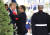 도널드 트럼프 미 대통령(왼쪽)이 백악관에서 국빈 방문한 에마뉘엘 마크롱 프랑스 대통령을 맞이하고 있다. [AP=연합뉴스]