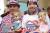 영국 국기인 유니언잭 의상을 입은 시민들이 23일(현지시간) 왕관 쓴 인형을 들고 아기 왕자의 탄생을 축하하고 있다.[AFP=연합뉴스]