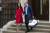 영국 윌리엄 왕세손과 케이트 미들턴 왕세손빈이 23일(현지시간) 새로 태어난 아기왕자와 함께 런던 세인트 메리 병원을 나서고 있다.[EPA=연합뉴스]